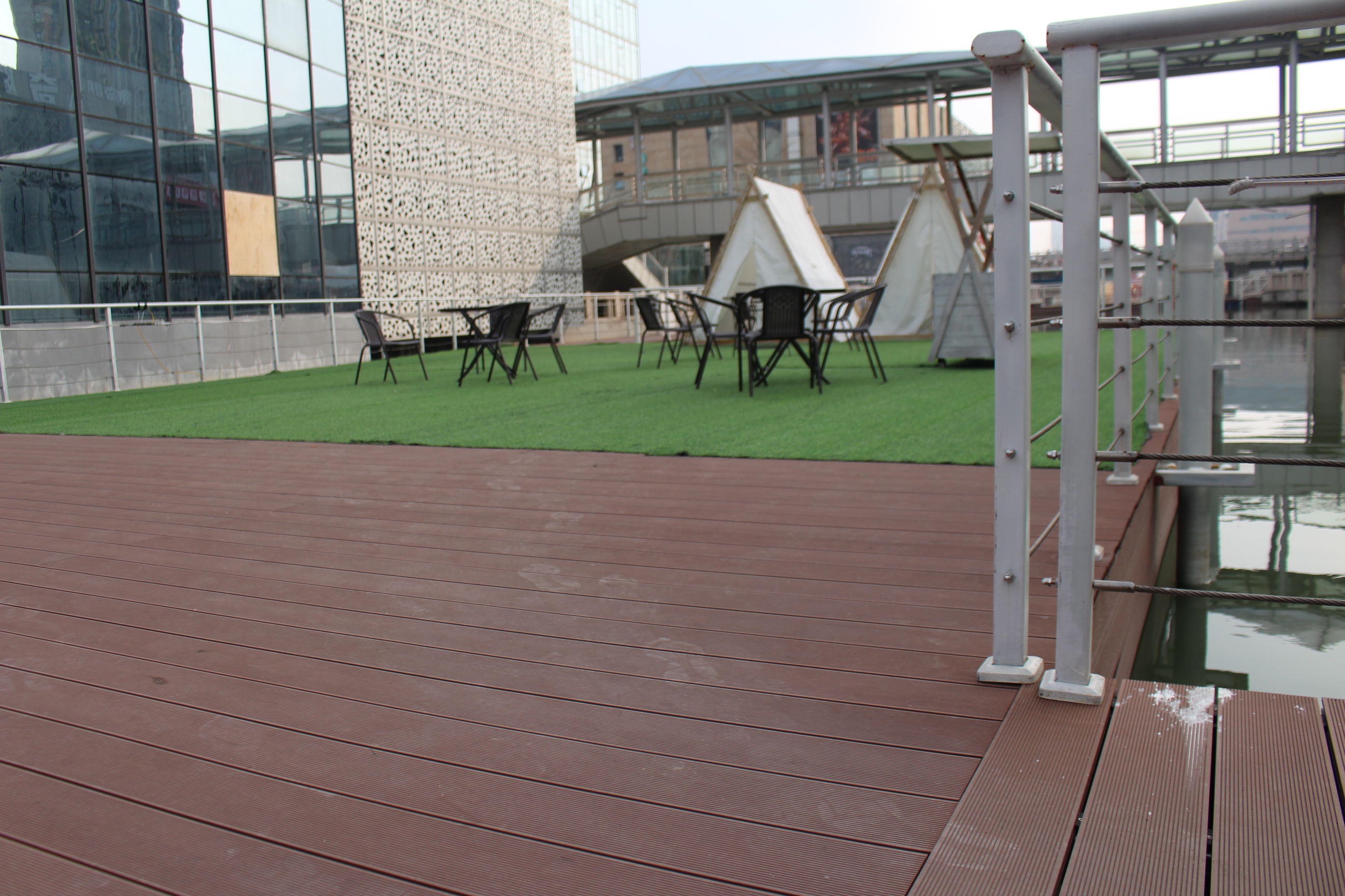 Дорого ли стоит композитный настил?